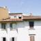 Bright studio flat in Oltrarno