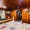 Boozy Bear Bungalow romantic cabin 5 mins 2 downtown with hot tub and fire pit
