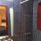 Monoambiente con baño privado y cocineta dentro de casa