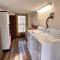 Boozy Bear Bungalow romantic cabin 5 mins 2 downtown with hot tub and fire pit