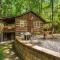 Boozy Bear Bungalow romantic cabin 5 mins 2 downtown with hot tub and fire pit