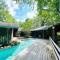 Bourbon Hollow Lodge with Hot Tub and Pool plus Game Room only 5 min to downtown