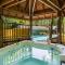 Bourbon Hollow Lodge with Hot Tub and Pool plus Game Room only 5 min to downtown