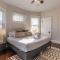 Deluxe 6 Bedroom 3 Min to Downtown w 2-car Driveway