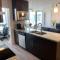 Downtown 3br/2ba+Views+Skytrain+Free Parking