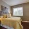 Bright 2BR near downtown