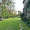 Appartamento indipendente con giardino e terrazza panoramica privati, in casale con piscina sovrastante il lago di Bolsena