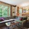 Wonderful One bedroom condo located in Highridge Condominiums J6
