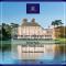 Skyvillion - 4 Bed Luxury Apartment with Balcony & Parking