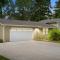 LAKEFRONT PARADISE 4 bedroom Home w direct lake access, Pets OK