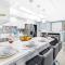 Fully Renovated 2BR and 2BA Near Waikiki Beach with Parking - هونولولو