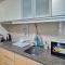 One Uptown BGC Modern & Spacious, Great Location, 200mbps & washer - Manila