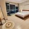 One Uptown BGC Modern & Spacious, Great Location, 200mbps & washer - Manila