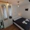 Self Contained, Double Bed Studio, private kitchen, private Bath, Walking distance to Harry Potter