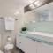 Stunning 1BR and Den Sleeps 6 Steps From CN Tower - Toronto