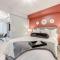 Stunning 1BR and Den Sleeps 6 Steps From CN Tower - Toronto