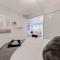 Stunning 1BR and Den Sleeps 6 Steps From CN Tower - Toronto