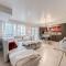 Stunning 1BR and Den Sleeps 6 Steps From CN Tower - Toronto