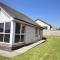 Malva - Modern 2 Bedroom Bungalow in Wick Sleeps 4 with private parking - NC500 Route