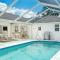 Beautiful Spacious Home! Close to Beaches - HEATED Private Pool - إنغلوود