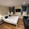 Modern Double Room with Sofa - إدنبرة