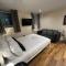 Modern Double Room with Sofa - إدنبرة