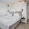 Luxury VILLA BANE, heated private pool and jacuzzi, sandy beach 120m far, 12 pax