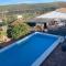Gated private villa with large pool - Campanillas