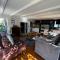 Modern Spacious Cottage with Hot Tub, Flora Studio