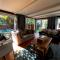 Modern Spacious Cottage with Hot Tub, Flora Studio