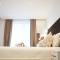 Beachfront 2BR Apartment with Balcony and Sea View, Biser Mora