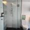 GREEN ROSE Quiet Spacious Lakeside Carpark Exceptional 70m2