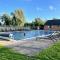 Cosy Cotswold Lodge by Your Home Here, ideal for families with log-burner, spa, private parking and heated swimming pools - Ashton Keynes