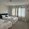 Osho’s Place. Few minutes drive to Niagara Falls. Brand new town house - Thorold