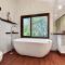 Misty Mountain Hideaway at Murrays Run ultra private rural escape with stunning views - Kulnura