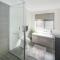 Large house 7 mins from Airport