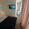 Self Contained, Double Bed Studio, private kitchen, private Bath, Walking distance to Harry Potter