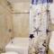 Castle 828 Oceanfront view with balcony, pool, tennis, beach access and free parking! - Miami Beach