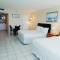 Castle 1733 Ocean view studio with direct beach access, pool, tennis & free parking