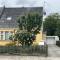 The Yellow House, Beach 5mins Drive, 3BR with free parking, Fast Fiber Internet