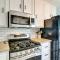 Block to Ocean Beachside Bungalow in Galveston!