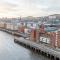 Dundee City Waterfront, 2 Bedroom 2 Bathroom Apartment - short walk to V and A, Bus & Train Stations - Данди