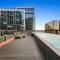 Sol Docklands - Unique 3 Bedroom Loft, Infinity Pool, Gym, Free Parking and Free Trams - Melbourne