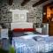 Chalet in pietra e legno con caminetto
