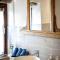 Chalet in pietra e legno con caminetto