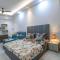 Best Cozy Stay in Central Noida , Mall, Free WiFi, Parking, Private Apartment - The Taj Studios