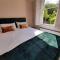 Wokingham - Central 2 beds home with parking