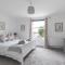 Fabulous, vibrant, town house, central Bath Road