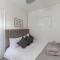 Fabulous, vibrant, town house, central Bath Road