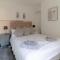Fabulous, vibrant, town house, central Bath Road